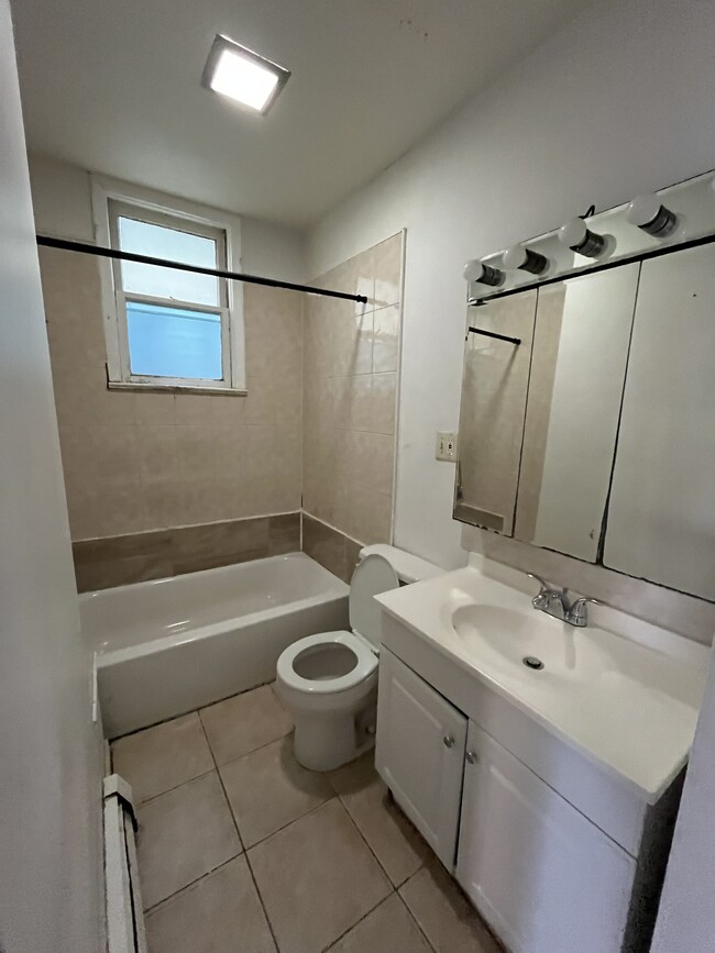 66 W 18th St, Unit 2F in Bayonne, NJ - Foto de edificio - Building Photo