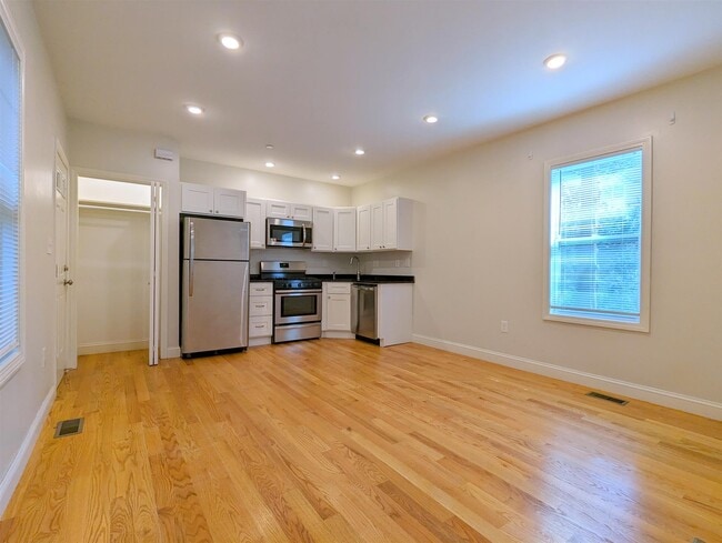 42 Cogswell Ave, Unit 1 in Cambridge, MA - Foto de edificio - Building Photo