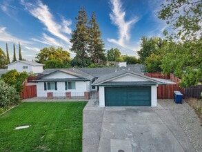 2537 Warrego Way in Sacramento, CA - Building Photo - Building Photo