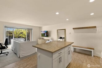 11008 NE 68th St, Unit #721 in Kirkland, WA - Building Photo - Building Photo