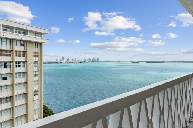 1430 Brickell Bay Dr in Miami, FL - Foto de edificio - Building Photo