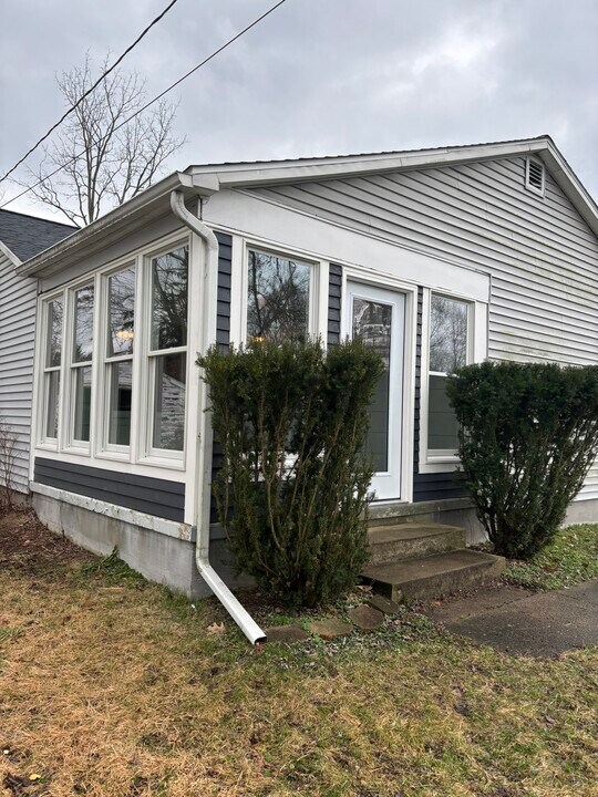 1808 Eckener Dr in Portage, MI - Foto de edificio