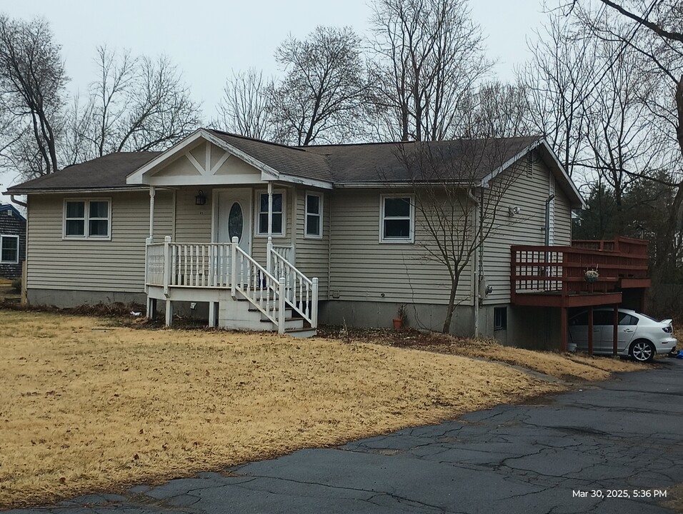 49 Plumtree Rd in Sunderland, MA - Building Photo