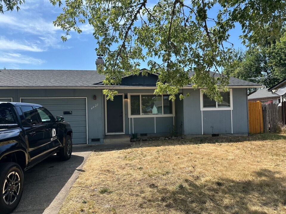 4921 Bluebelle Way in Springfield, OR - Building Photo