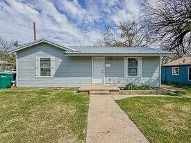 2011 Waco St in Gatesville, TX - Building Photo