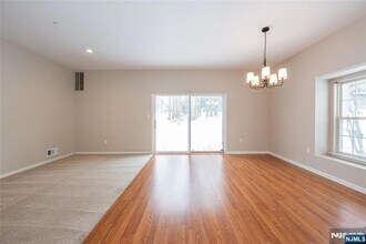 63 Hickory Way in Mount Arlington, NJ - Foto de edificio - Building Photo