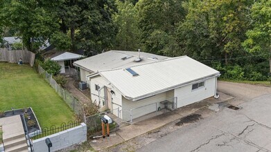 136 Locust St in Mckees Rocks, PA - Building Photo - Building Photo