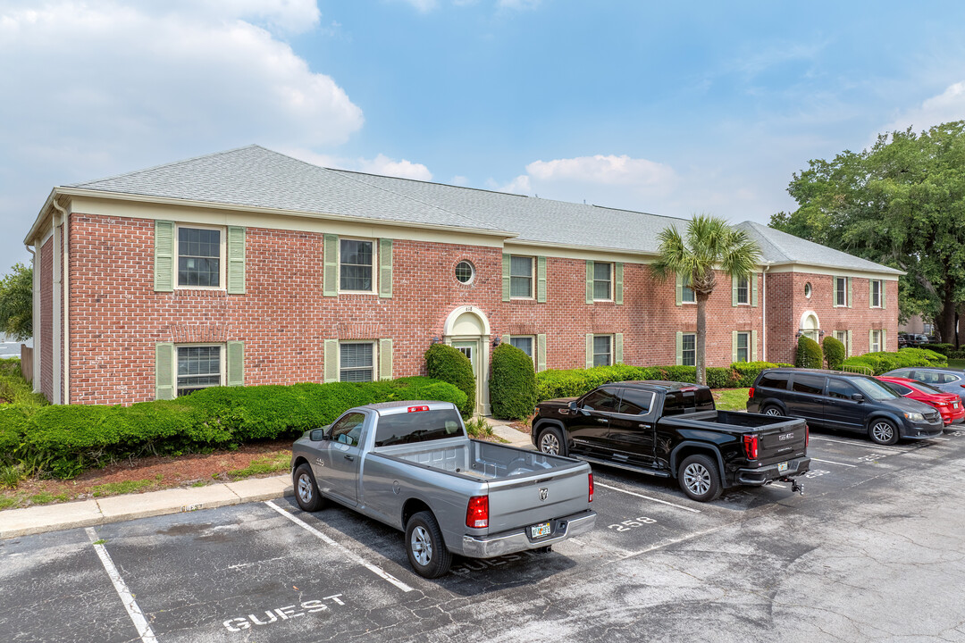 Lake Howell Arms Condominiums in Casselberry, FL - Building Photo