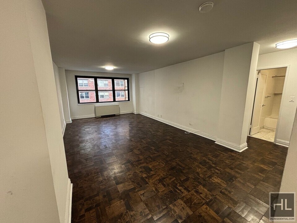 5 AVENUE in New York, NY - Building Photo