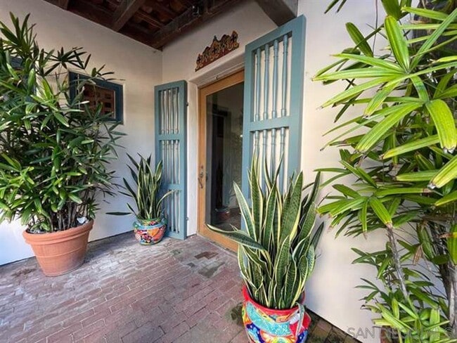 631 Loring St in San Diego, CA - Foto de edificio - Building Photo