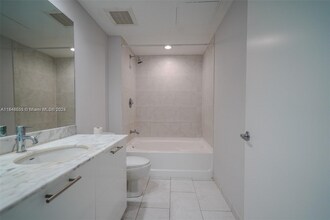 950 Brickell Bay Dr in Miami, FL - Building Photo - Building Photo