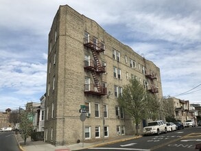 912 90th St in North Bergen, NJ - Foto de edificio - Building Photo