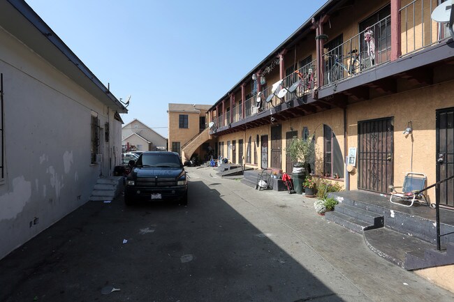1617 S Hoover St in Los Angeles, CA - Foto de edificio - Building Photo