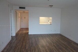 1400 NE 169th St in Miami, FL - Building Photo