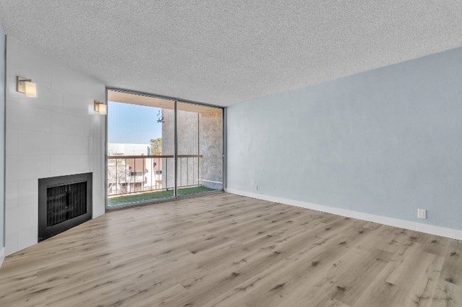 725 N Royal Crest Cir in Las Vegas, NV - Building Photo - Building Photo