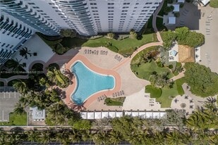 3001 S Ocean Dr in Hollywood, FL - Building Photo
