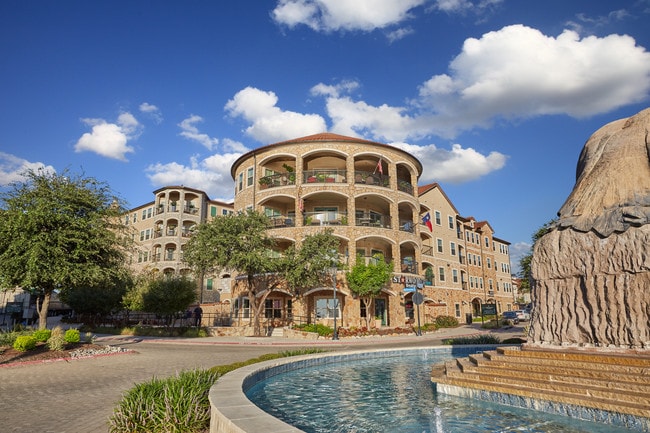 Bell Tower Flats in McKinney, TX - Foto de edificio - Building Photo