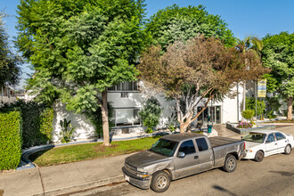 Zelzah Avenue Apartments in Northridge, CA - Foto de edificio - Building Photo