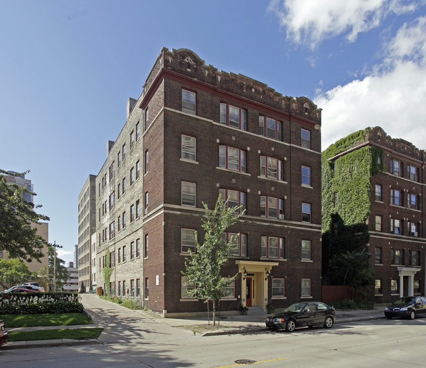 913 E Juneau Ave in Milwaukee, WI - Building Photo