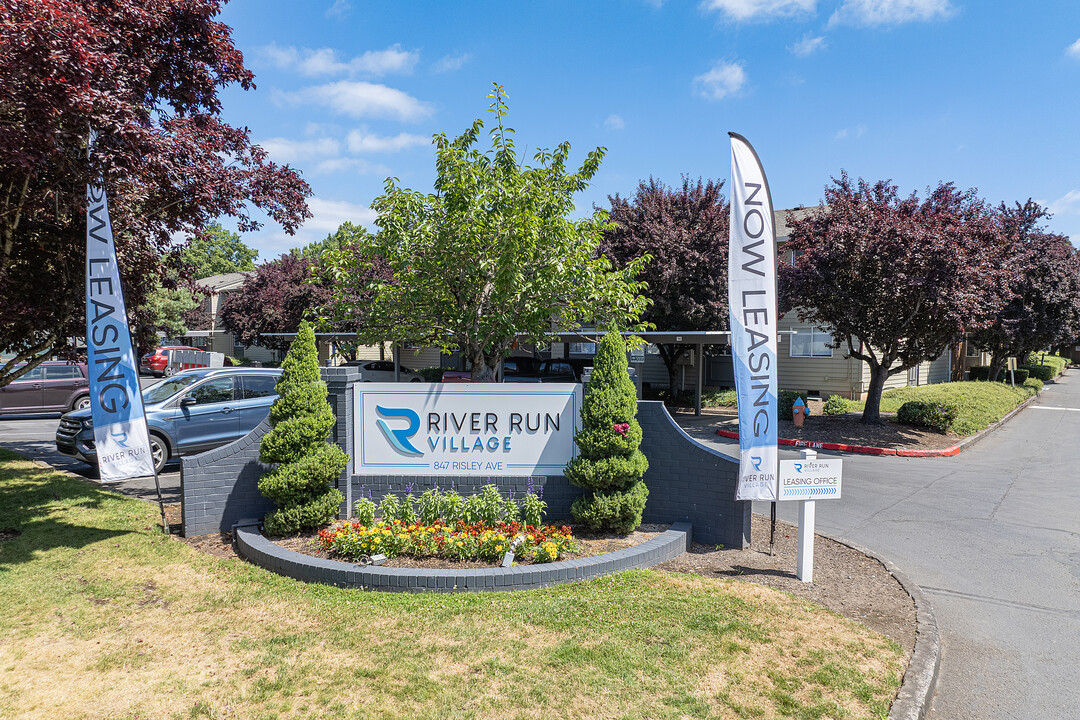 River Run Village in Gladstone, OR - Building Photo