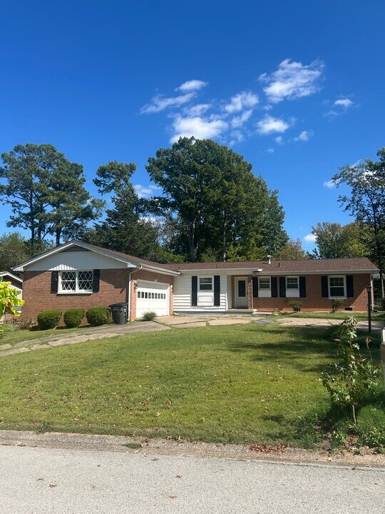 1013 S Briarwood Dr in Carbondale, IL - Building Photo