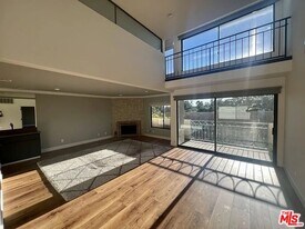 390 S Sepulveda Blvd in Los Angeles, CA - Building Photo