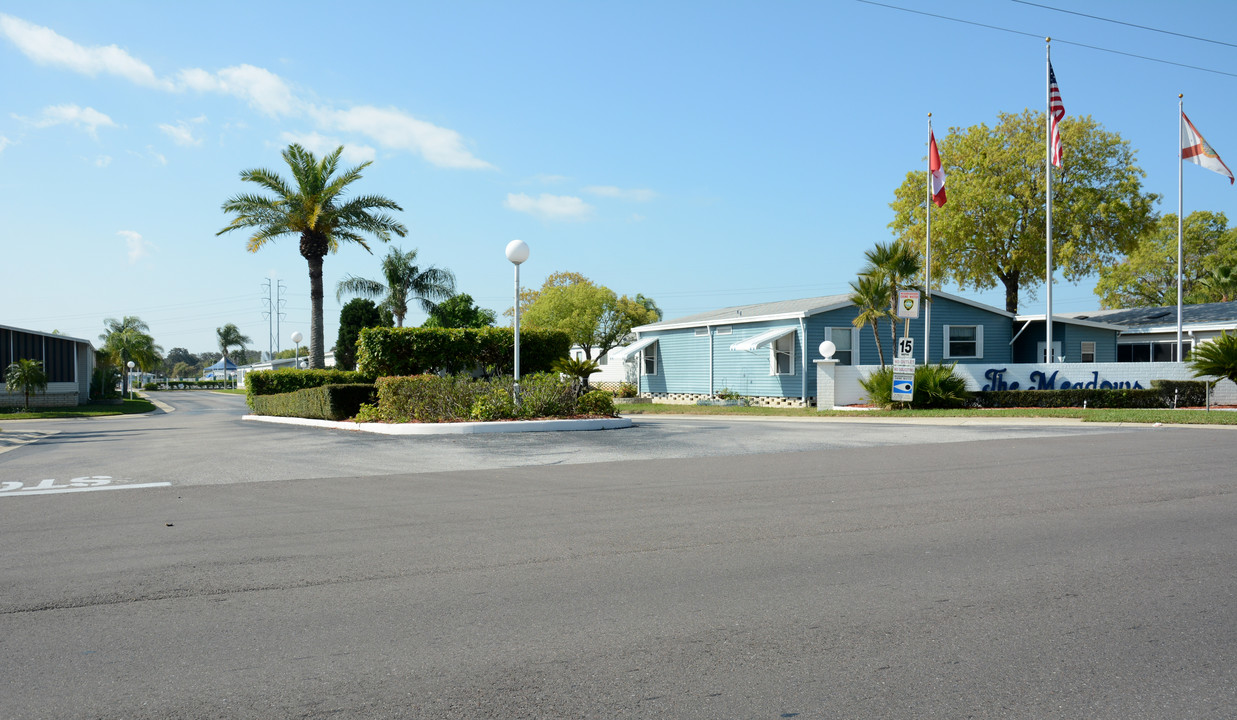 Meadows Mobile Home Park in Tarpon Springs, FL - Foto de edificio