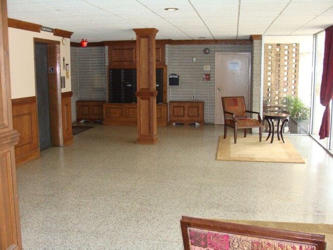 1512 S Arlington Ridge Rd, Unit 702