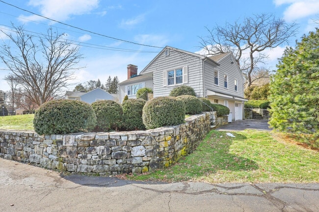 5 Saviano Ln in Westport, CT - Building Photo - Building Photo