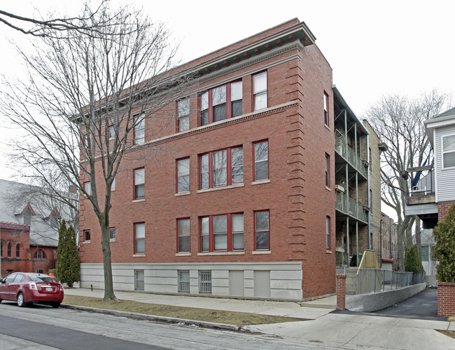 2303 E Belleview in Milwaukee, WI - Foto de edificio - Building Photo