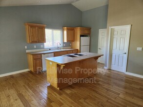 2412 SE Waldon Ave in Roseburg, OR - Building Photo - Building Photo