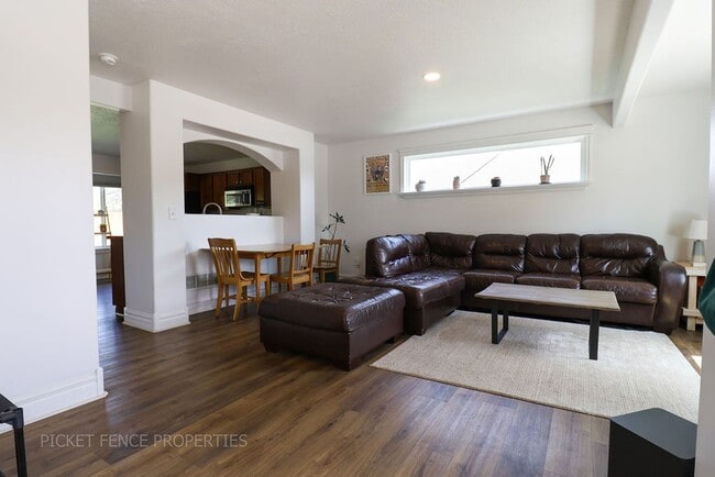 property at 3608 Glenlyon Ct