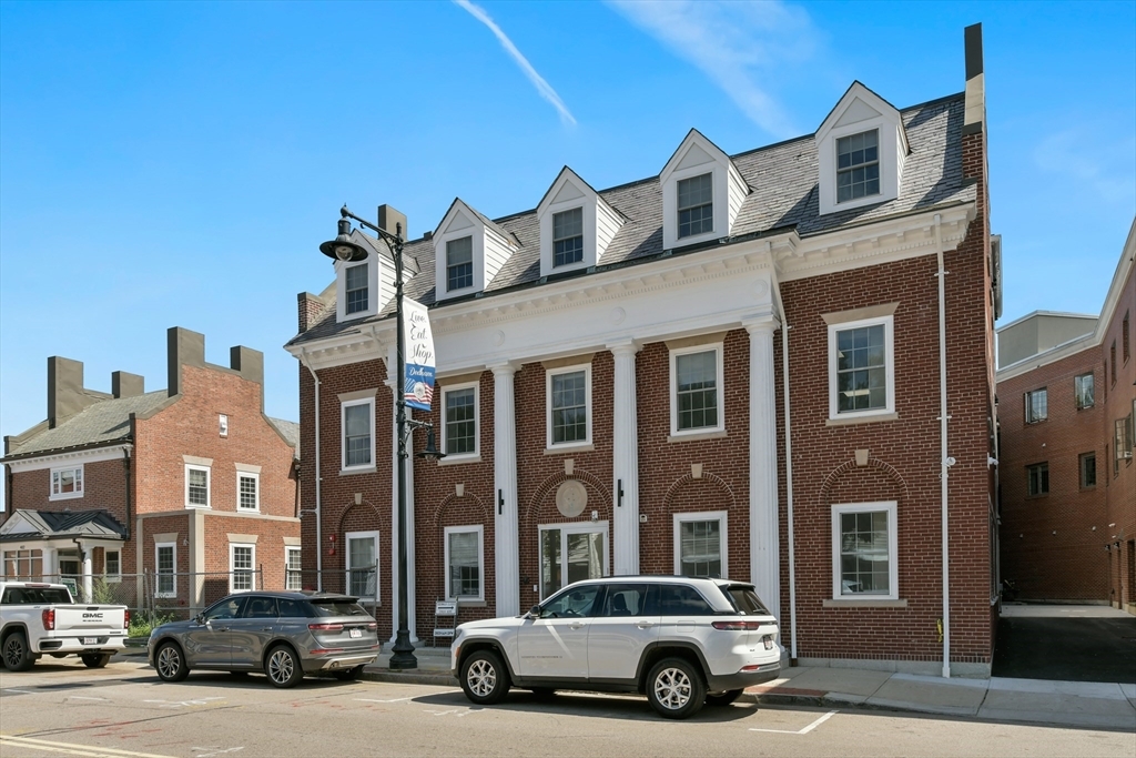 400 Washington St in Dedham, MA - Building Photo