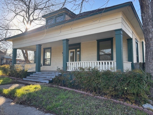 902 N 1st St in Temple, TX - Building Photo