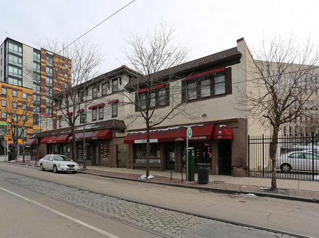 Chestnut Villa in Philadelphia, PA - Foto de edificio - Building Photo