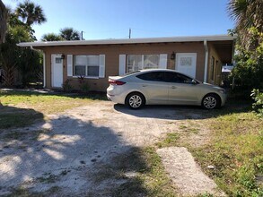 407 Tyler Ave in Cape Canaveral, FL - Foto de edificio - Building Photo