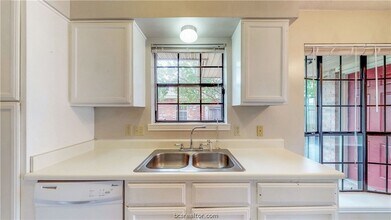 1913 Woodsman Dr in College Station, TX - Foto de edificio - Building Photo