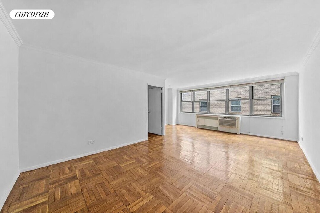 209 E 56th St in New York, NY - Building Photo