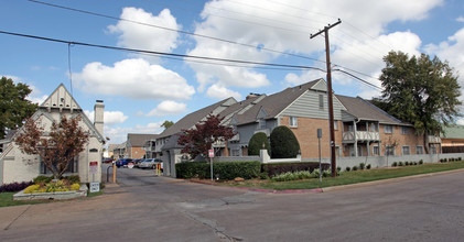 The Crossing at Southern Hills in Tulsa, OK - Building Photo - Building Photo