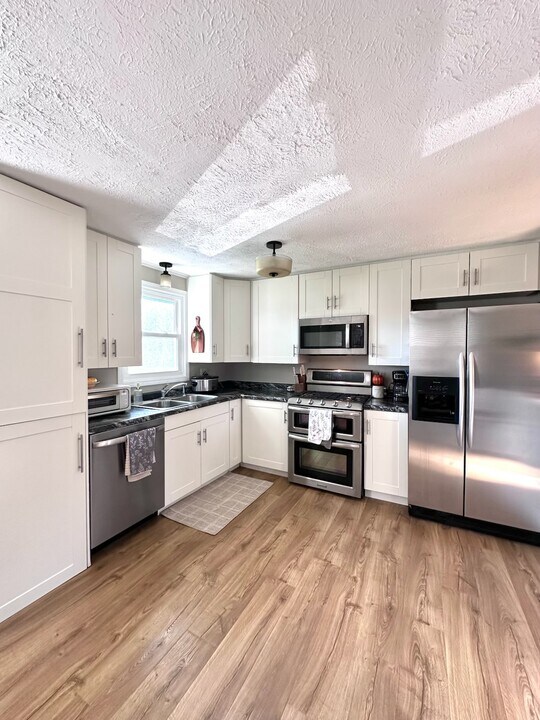 107 Lakelawn Dr in Winona Lake, IN - Building Photo