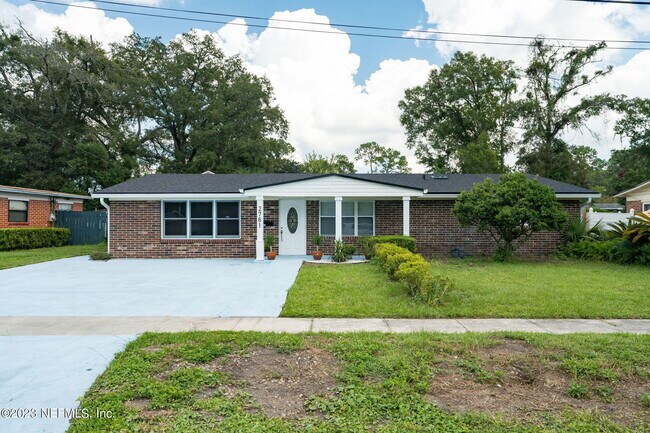 2761 Sack Dr E in Jacksonville, FL - Building Photo - Building Photo
