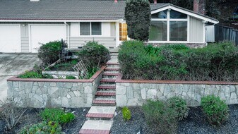 2092-2094 Donald Dr in Moraga, CA - Building Photo