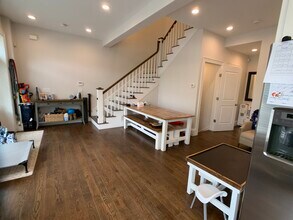 2044 Beacon St, Unit 2 in Waban, MA - Building Photo - Building Photo