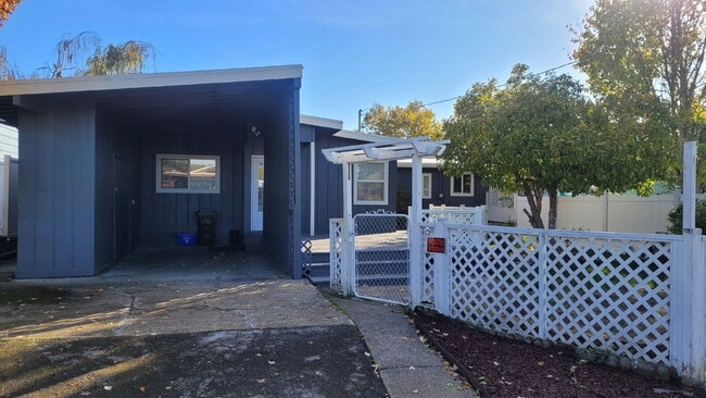 643 NE Channon Ave in Roseburg, OR - Building Photo - Building Photo