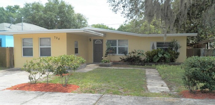 704 Butler St in Safety Harbor, FL - Foto de edificio