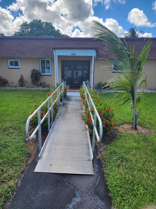 1616 Crandon Ave in West Palm Beach, FL - Building Photo - Building Photo
