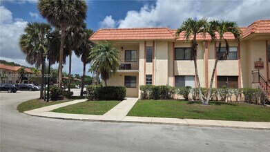 357 Lakeview Dr in Weston, FL - Building Photo - Building Photo