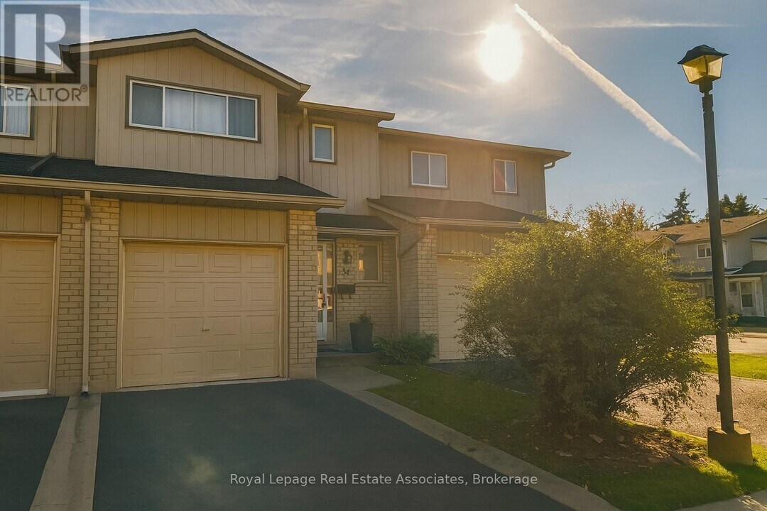 1675 Upper Gage Ave in Hamilton, ON - Building Photo