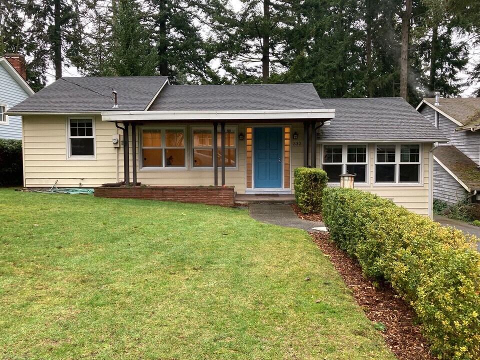 332 N 133rd St in Seattle, WA - Foto de edificio