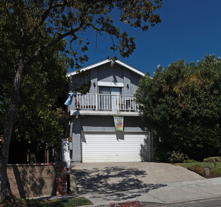 707 E Cypress Ave in Burbank, CA - Building Photo